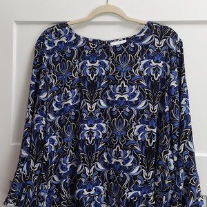 Beautiful Top with Discreet Ruffle Bottom and Sleeves